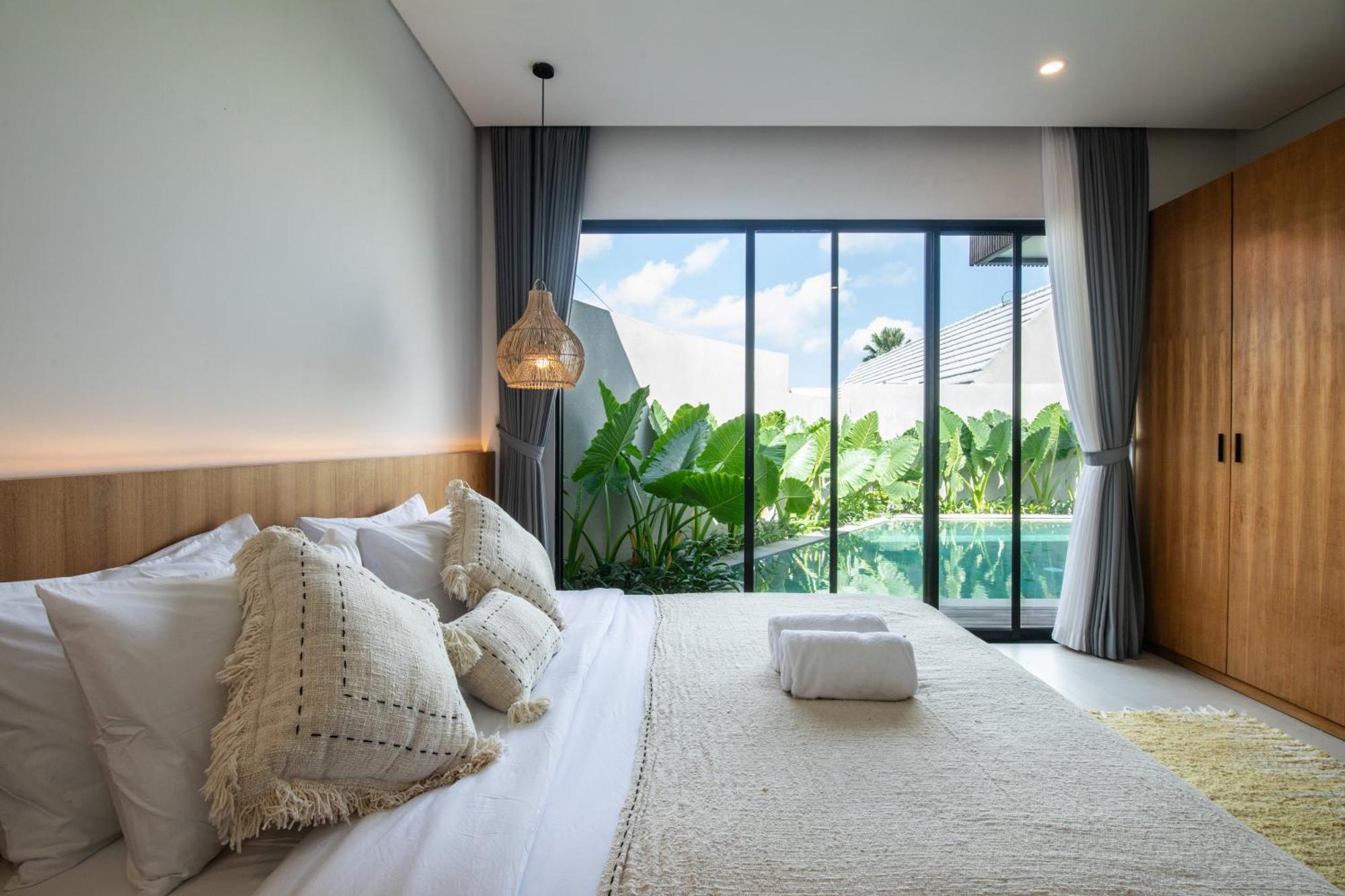 Cozy With Pool In The Center Of *