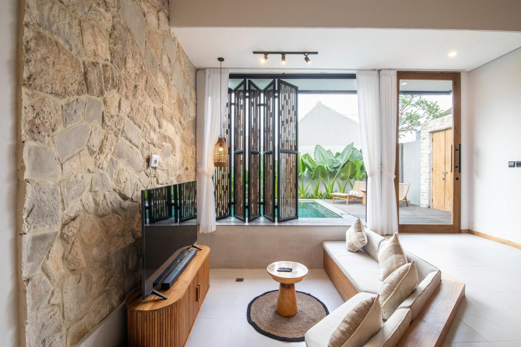 Cozy With Pool In The Center Of