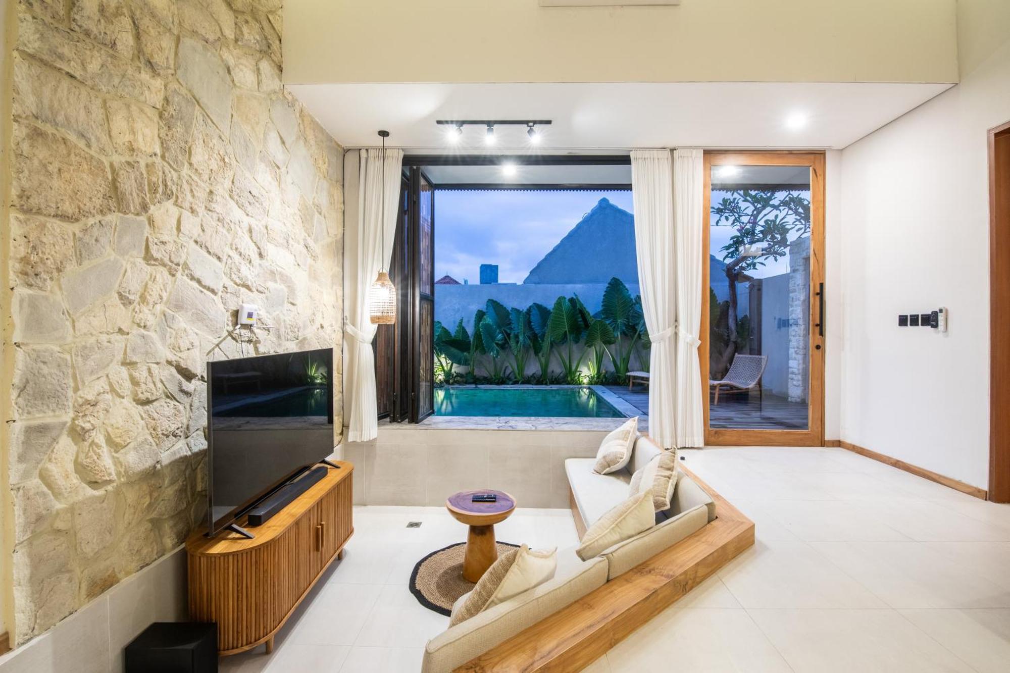 Cozy With Pool In The Center Of *