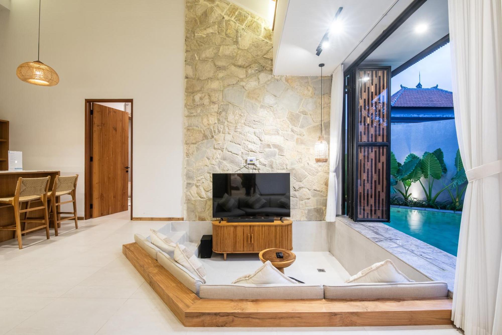 Cozy With Pool In The Center Of *