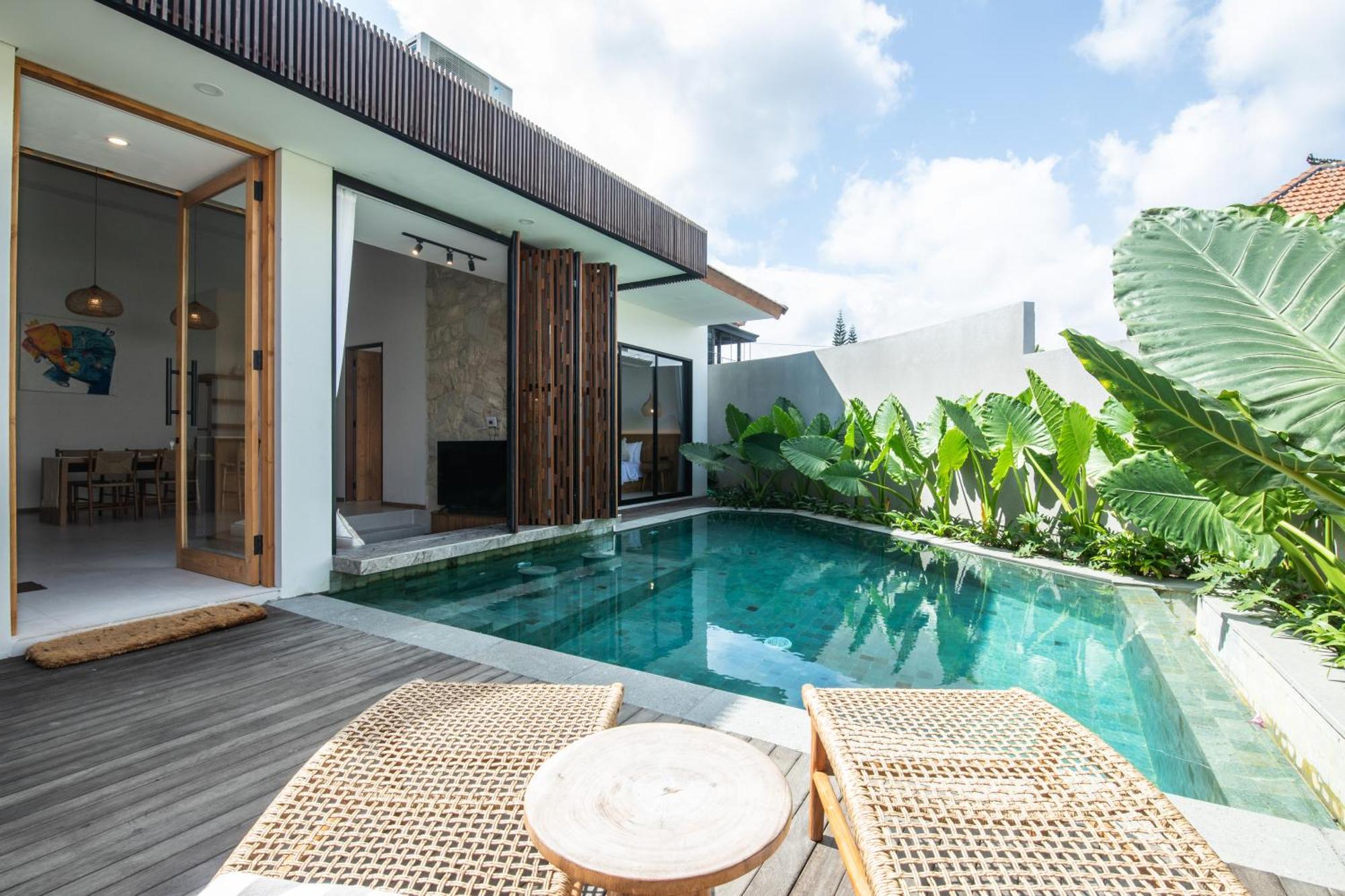 Cozy With Pool In The Center Of