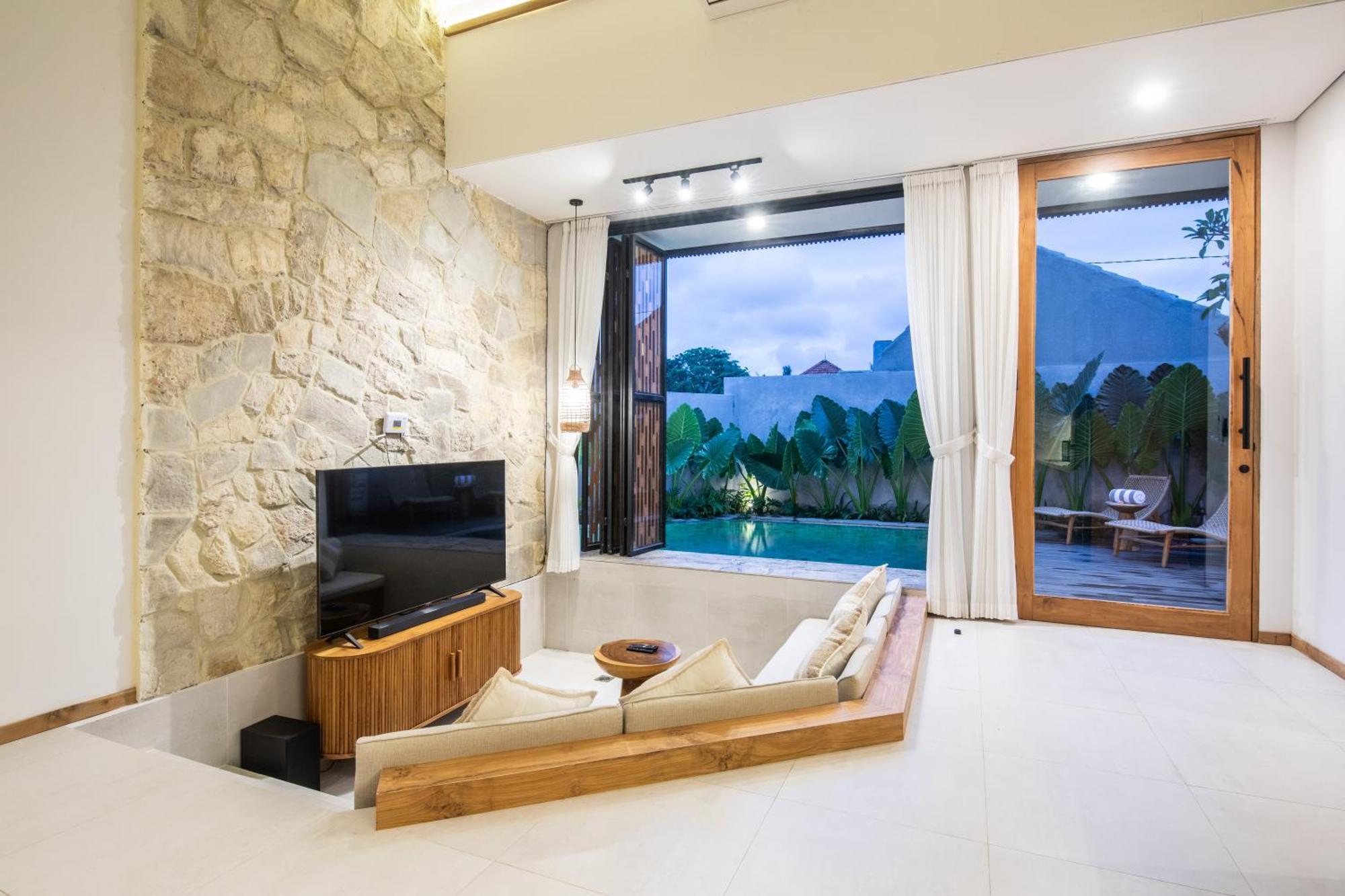 Cozy With Pool In The Center Of *